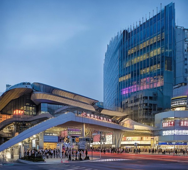 交通与商业的双刃剑,松北区创新二路与科技二街的交汇处 交通与商业的双刃剑,松北区创新二路与科技二街的交汇处